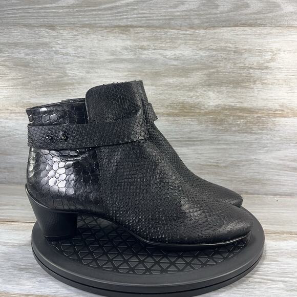 ECCO Women’s Sculptured Black Leather Embossed Ankle Boots Size EU 39 US 8.5 - Picture 3 of 9